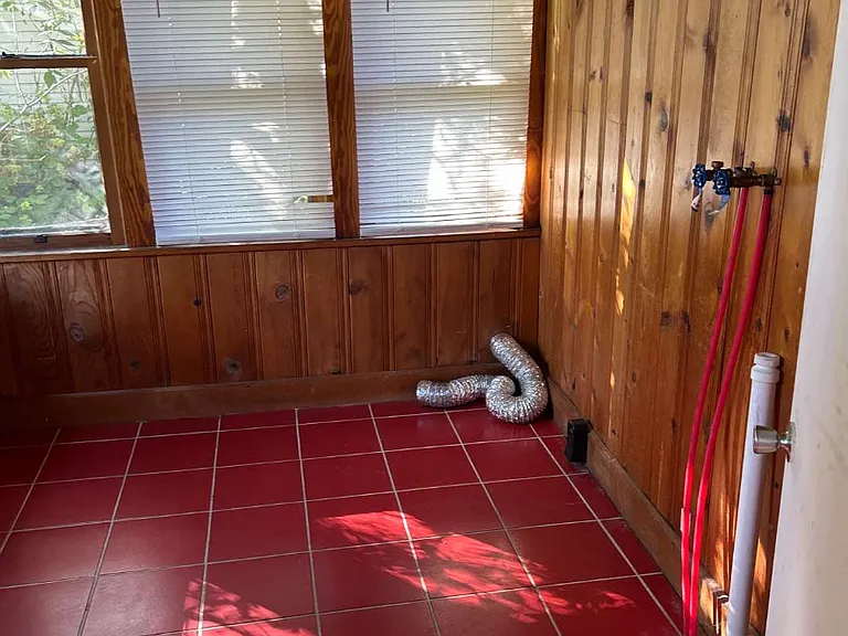 110 E Burgess St — Photo 4