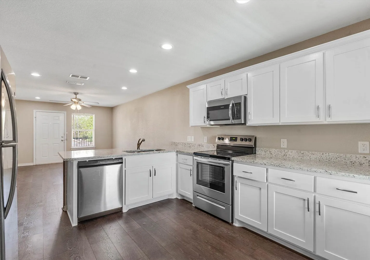 1406 Courtney Place — Photo 3