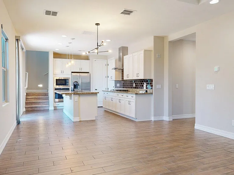 209 E Beatryce St — Photo 8