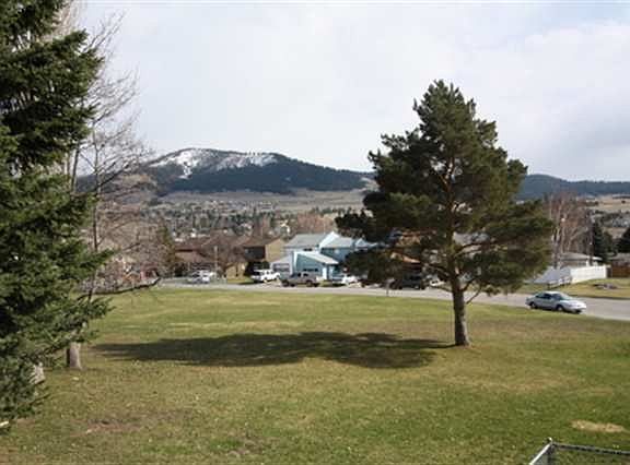 3rd image of 33 Russell Park W