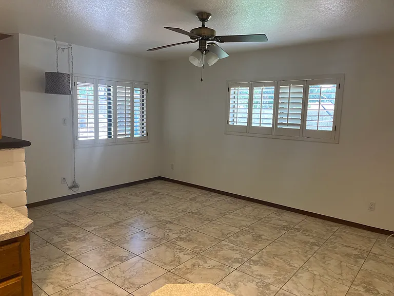 520 W Port Royale Ln — Photo 4