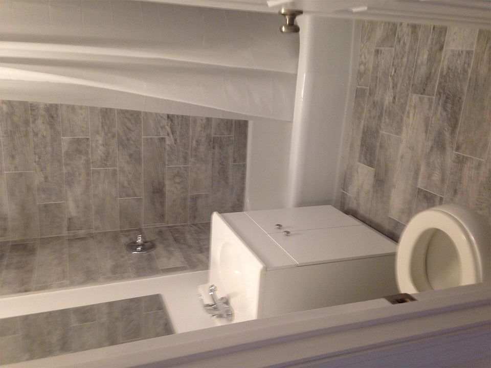 2nd image of 6919 N Sheridan Rd APT 411