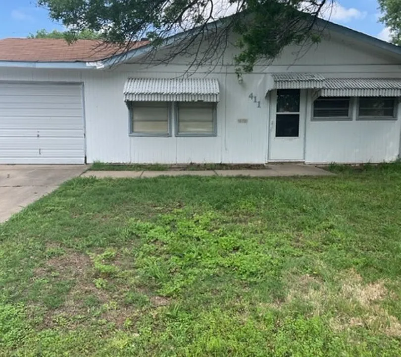 411 NW Lindenwood Dr