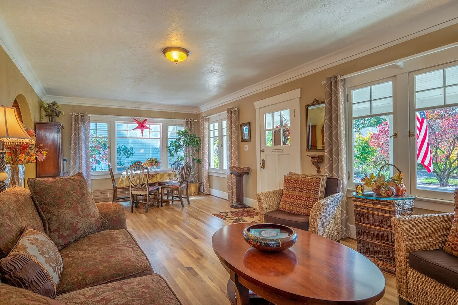2 bed, 1.0 bath, 2325 sqft, $3,155 — Photo 2