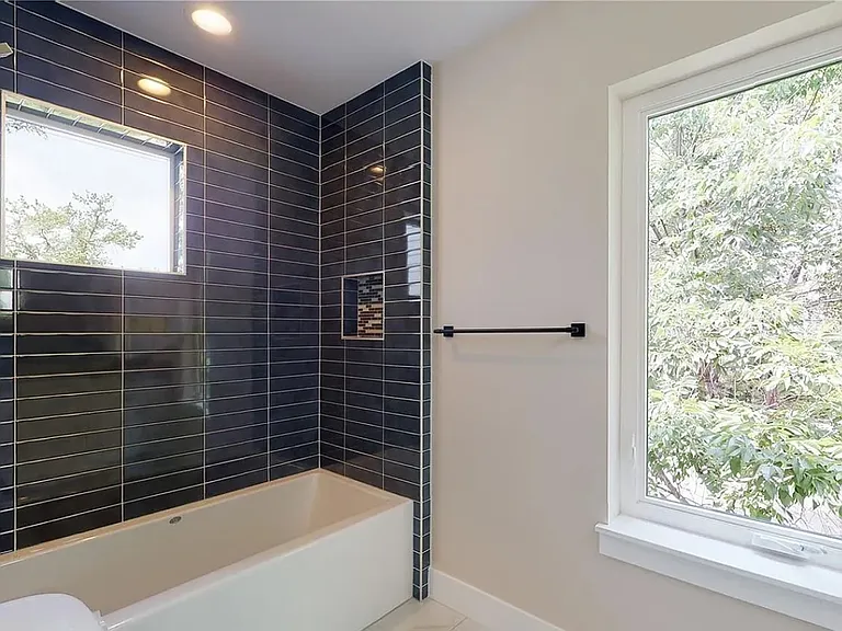 2352 Irving St — Photo 23