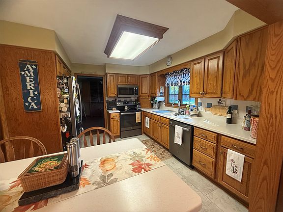 3rd image of 810 Pine Tree Dr