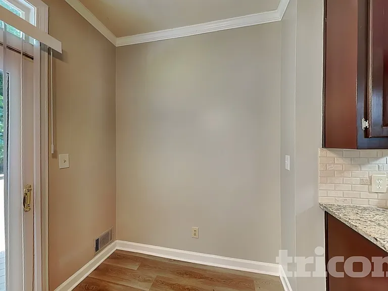 1040 Huntcliff — Photo 7