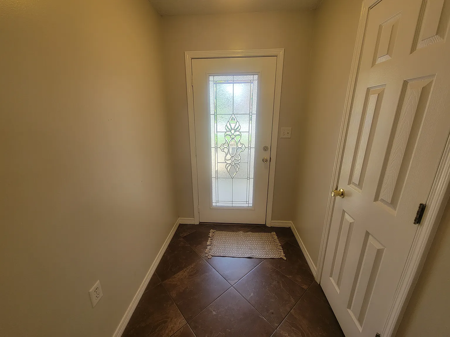 3 bed, 1600 sqft, $1,950 — Photo 2