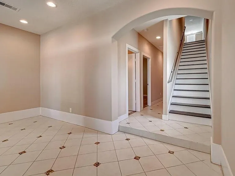 1215 Wentworth St — Photo 4