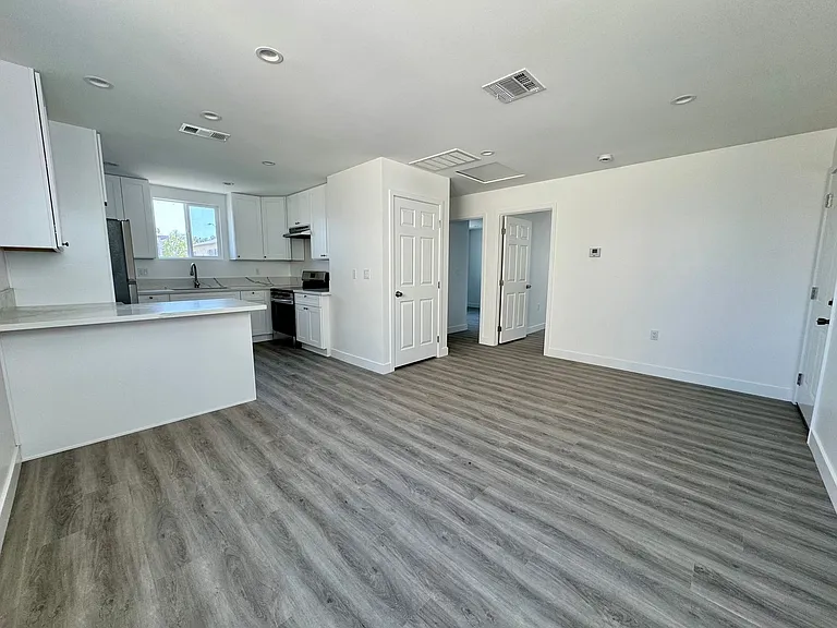 All New Large Home like ADU in the Leimert Park area — Photo 4