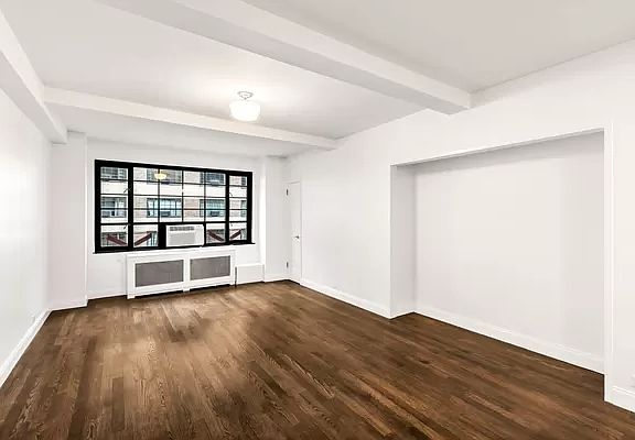 5th image of 307 E 44th St APT 1010
