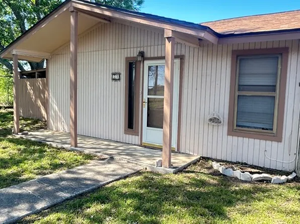 1051 Country Club Dr APT 28, Seguin, TX 78155