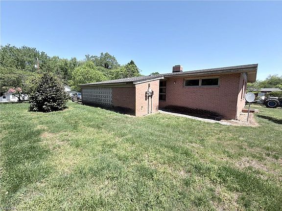 3rd image of 325 Bluemont Rd