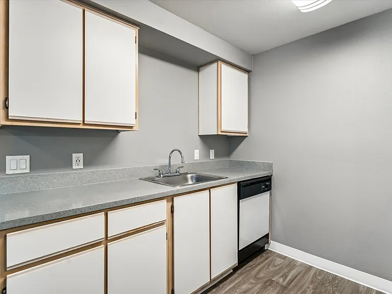 Oak Park Village Apartments — Photo 27