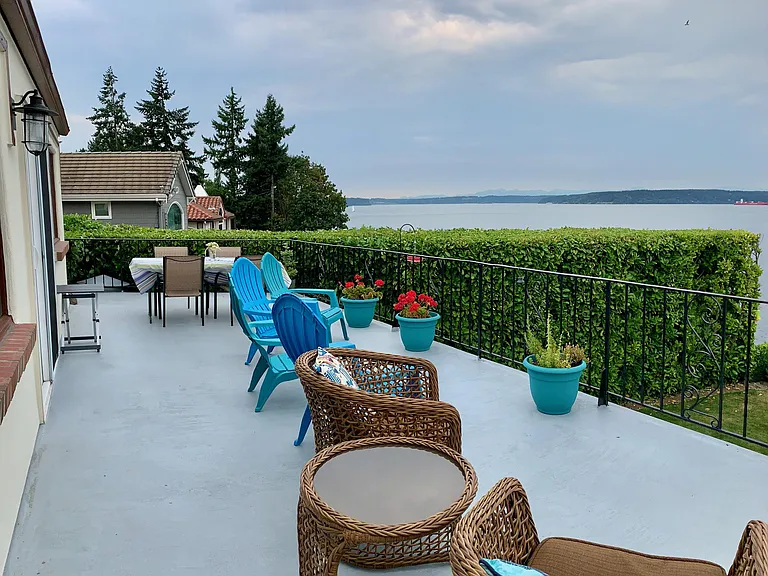 Private Deck (300 Square Feet)