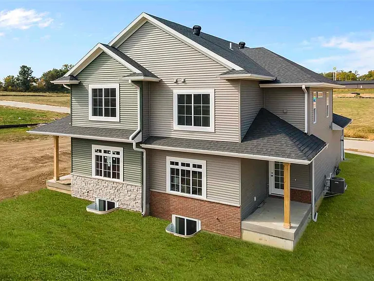102 Sycamore Dr — Photo 1