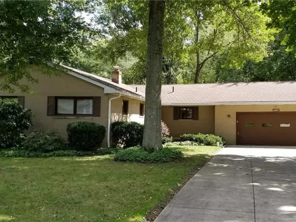 1097 Oak Tree Rd, Akron, OH 44320