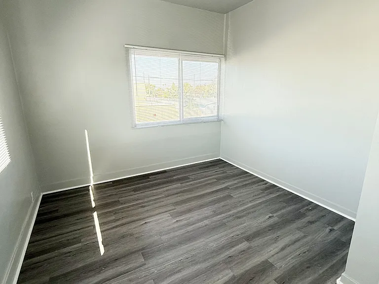 404 N Fries Ave — Photo 2