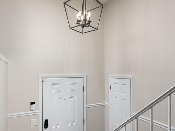 3rd image of 812 S Valleywood Cir