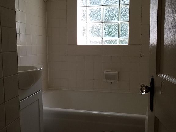 4th image of 613-615 Baldwin Ave