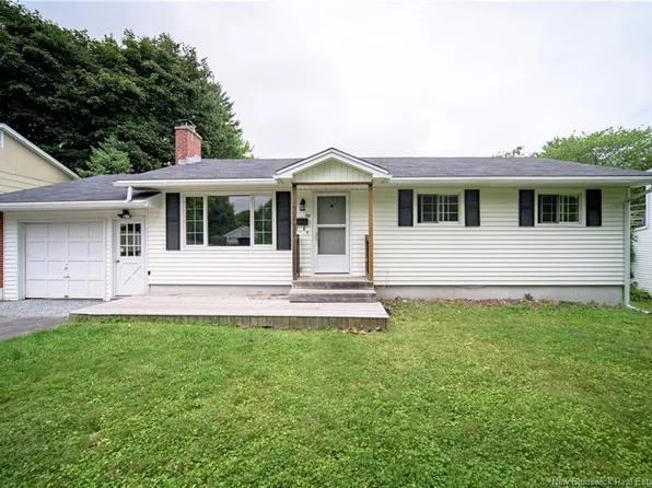 150 Surrey Cres, Fredericton, NB E3B 4L3