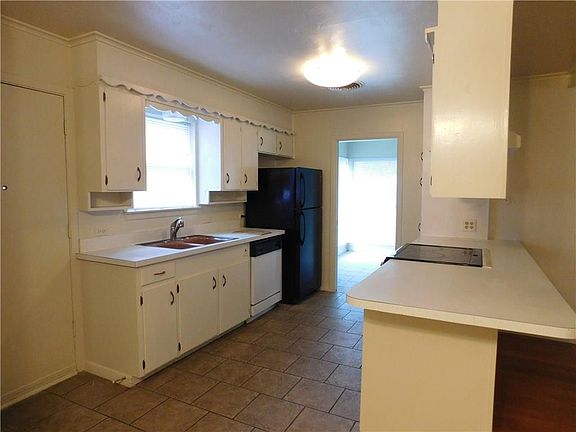 4th image of 2839 Sandage Ave