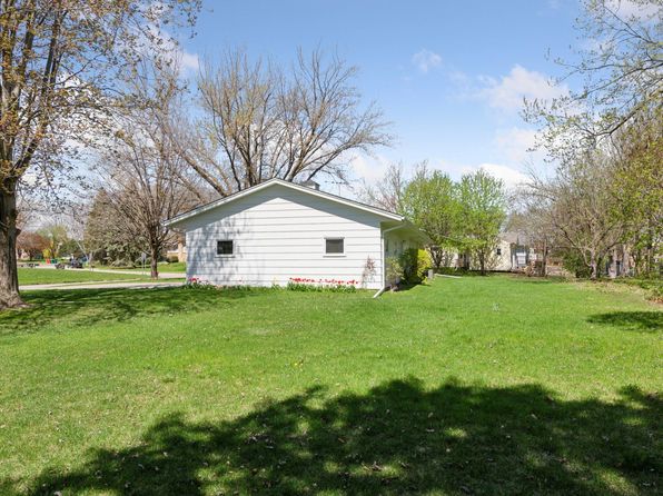 1475 Crest Dr, Chaska, MN 55318