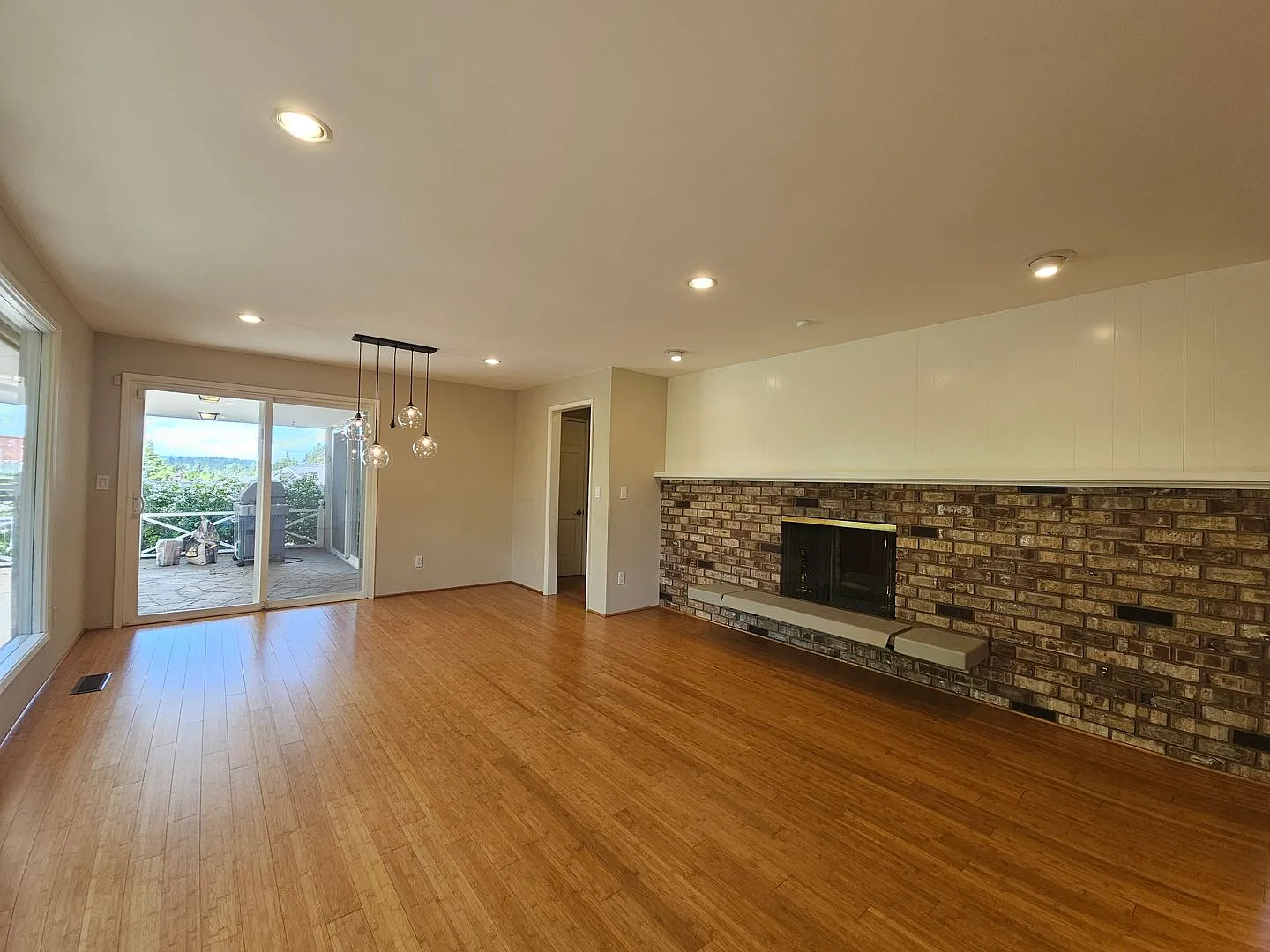 Beautifully Bellevue Rambler in Prime Location — Photo 4