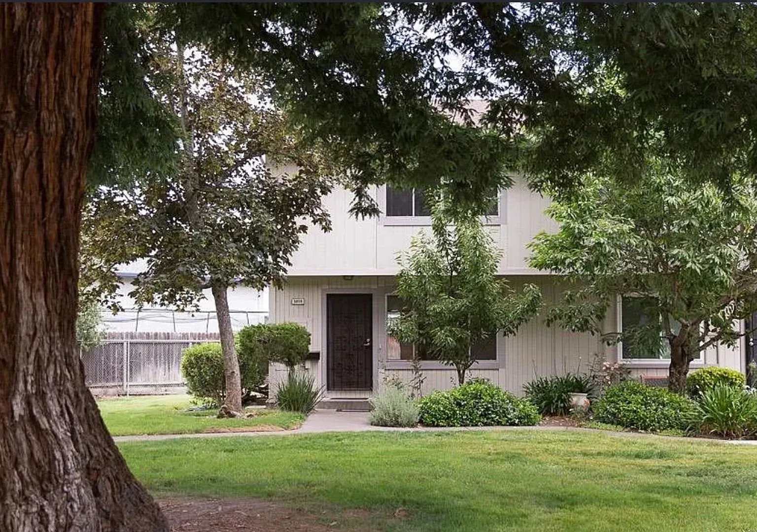 3 bedroom Townhome — Photo 1