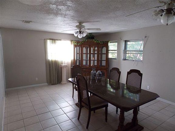 3rd image of 904 Penrod Dr