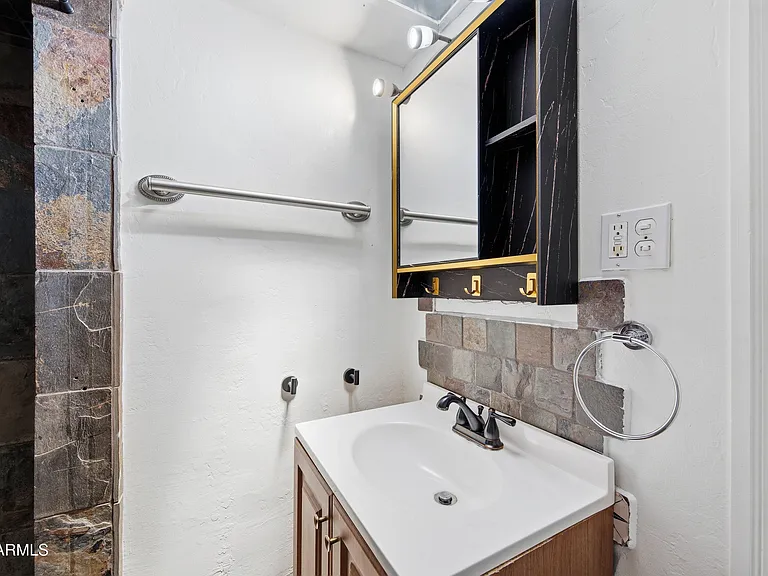 1031 E Vermont Ave — Photo 16