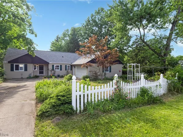 8346 Lewis Rd, Olmsted Falls, OH 44138
