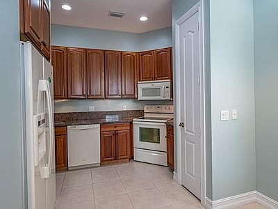 4th image of 1965 Bridgepointe Cir Unit 82
