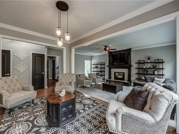 9213 W 132nd Pl, Overland Park, KS 66213