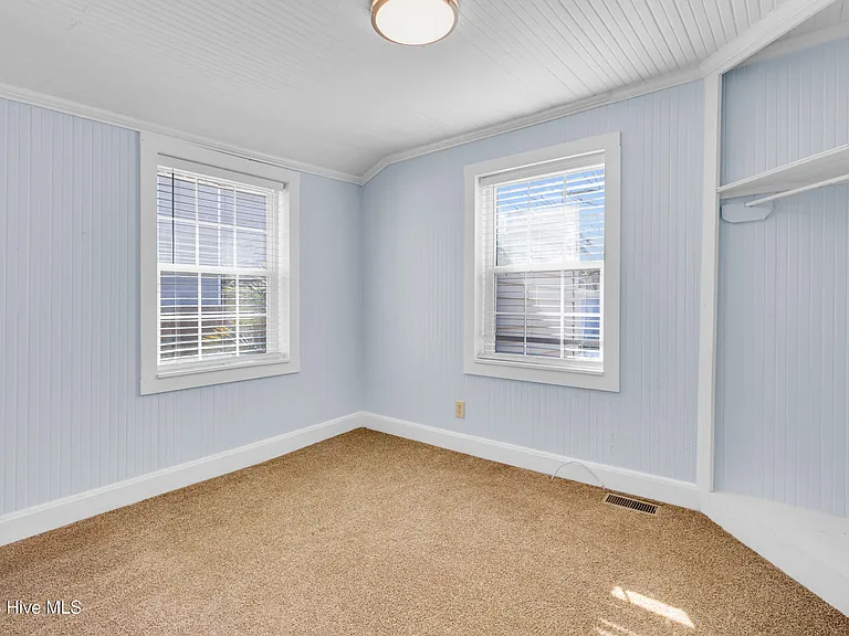2107 Bay St — Photo 13