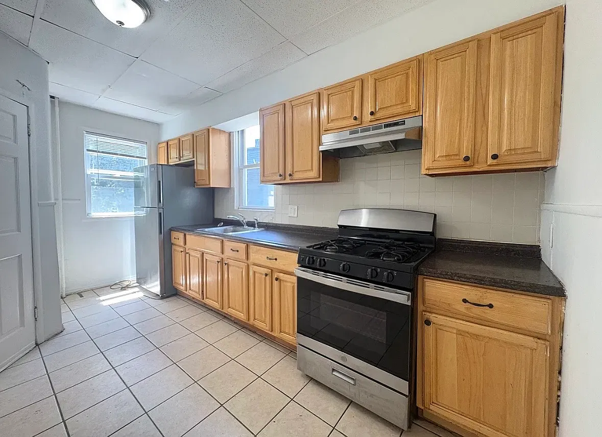 3 bed, $2,600 — Photo 2