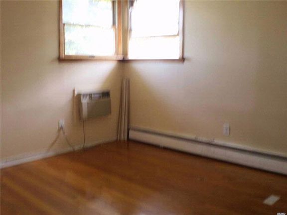 3rd image of 424 Roslyn Ave
