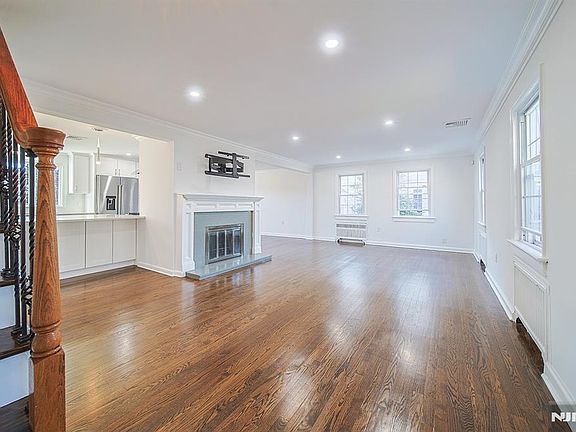 3rd image of 18 Lakeview Ave #181