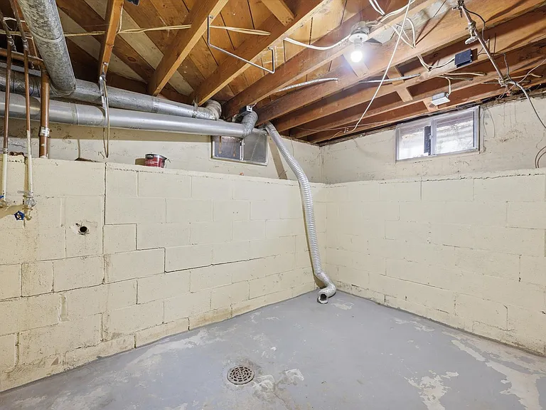 2300 Moline St — Photo 13