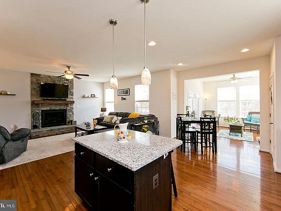 5th image of 1005 W Masters Dr