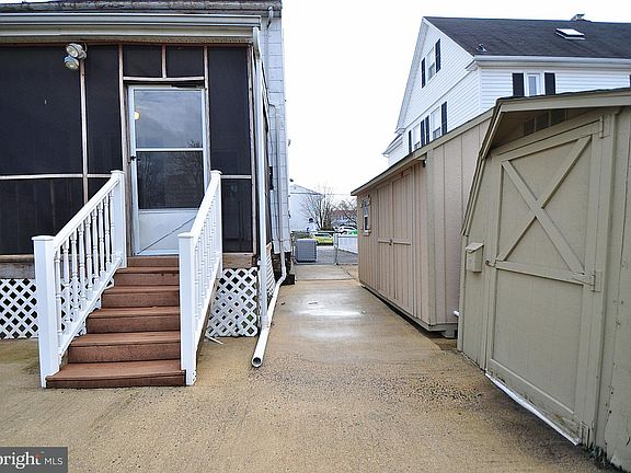 3rd image of 18 Bloomingdale Ave