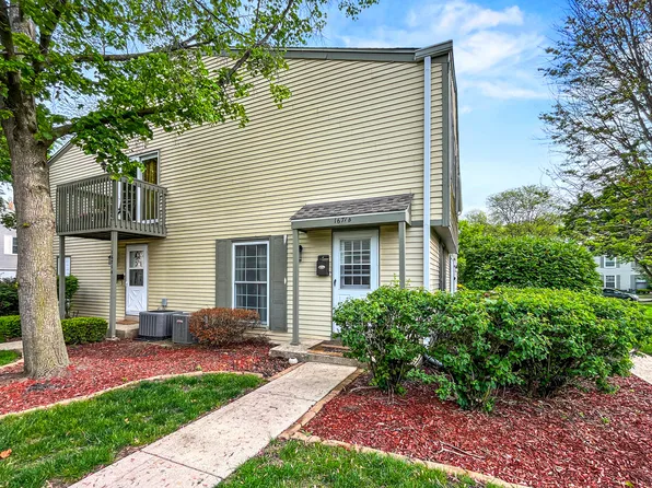 1671 Williamsburg Ct APT B, Wheaton, IL 60189