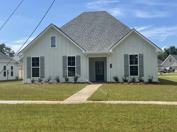 820 Old Spanish Trl, Bay Saint Louis, MS 39520