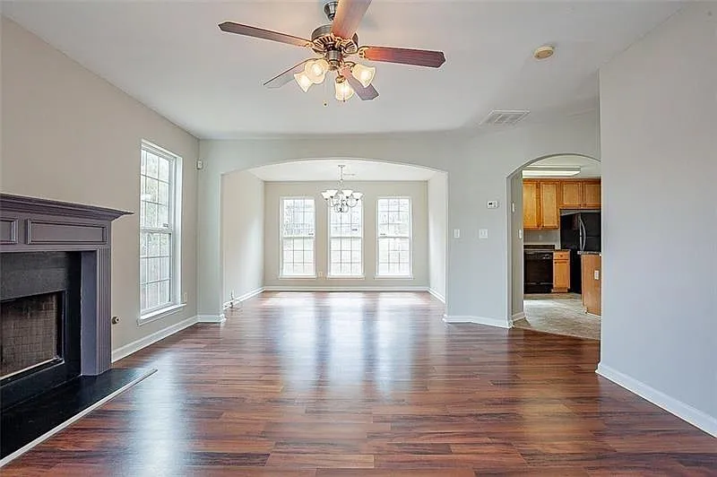 3 bed, 2.5 bath, 2020 sqft, $2,275 — Photo 2