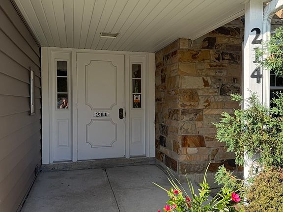 3rd image of 214 Maplebrook Ct Unit X1