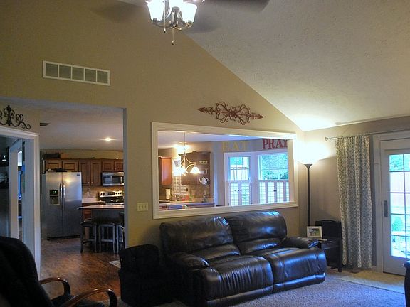 3rd image of 7433 Castle Hills Dr