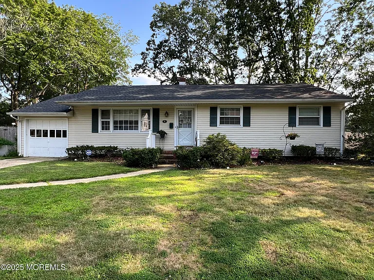 8 Corey Dr — Photo 1
