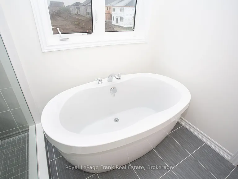 5 Hennessey Cres — Photo 38