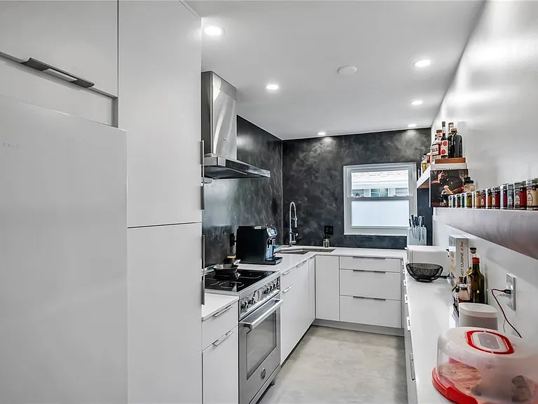 224 6th Ave N #13 — Photo 13