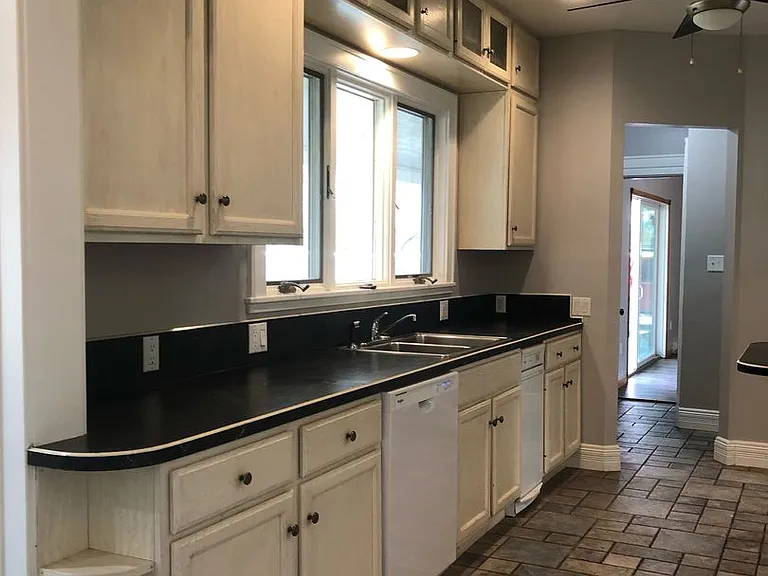 439 4th Ave SW — Photo 10